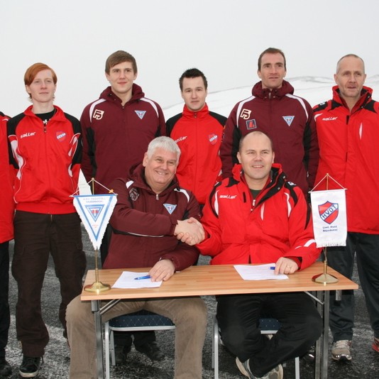 Skrifuðu undir samning á Þverárfjalli