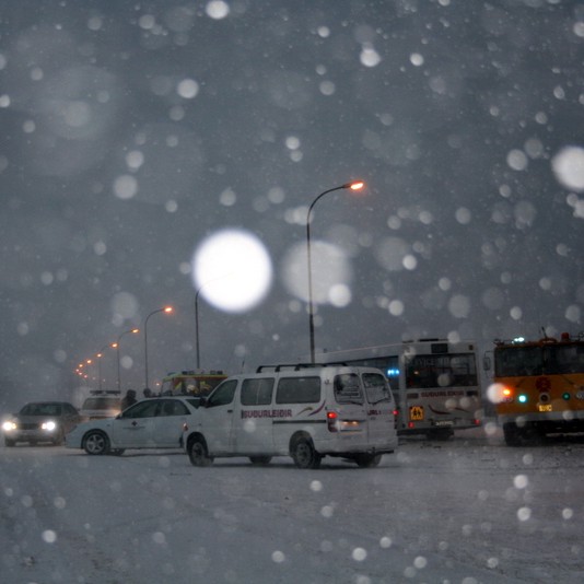 Kona flutt suður eftir alvarlegt bílslys