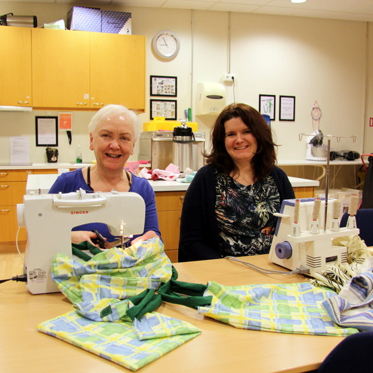 Saumaskapurinn í fullum gangi, Helga og Svana við saumavélarnar. Mynd:FE