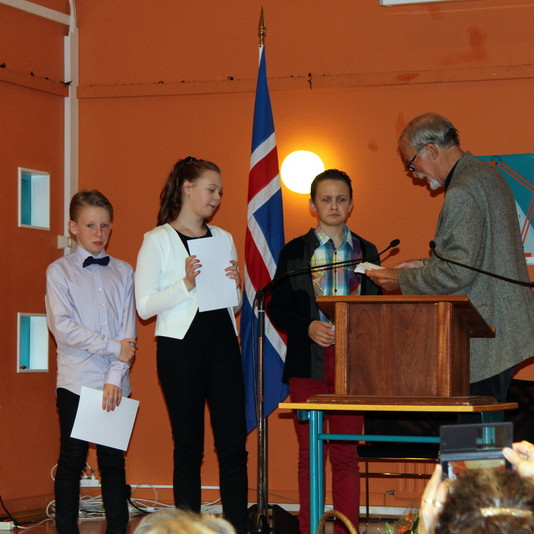 Verðlaunahafarnir Einar Kárason, Íris Helga Aradóttir og Jón Pálmason ásamt Þórði Helgasyni yfirdómara. Mynd: FE