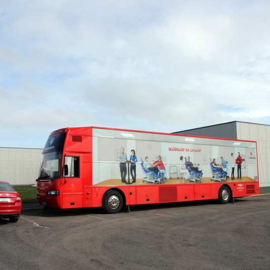 Blóðbíllinn við Skagfirðingabúð. Mynd: FE