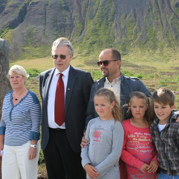 Minnisvarði um Hrafna-Flóka afhjúpaður