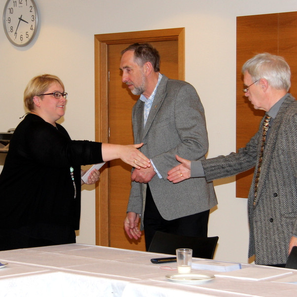 Bjarni Maronsson og Þórólfur Gíslason afhenda Kristínu Höllu Bergsdóttur styrk til verkefnisins Börn fyrir börn. Mynd:FE