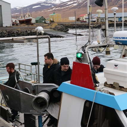 Meðfylgjandi myndir tók Árni Geir á Skagaströnd af nýja bátnum en um borð eru frá vinstri Ragnar Már, Birkir, Guðni og Alex Már.