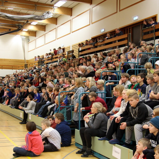 Stór hópur barna og unglinga fyllti íþróttahúsið. Myndir:FE