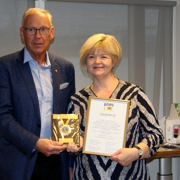 Magnús Svavarsson, fráfarandi formaður Lionsklúbbs Sauðárkróks og Ásta Pálmadóttir sveitarstjóri. Myndir FE