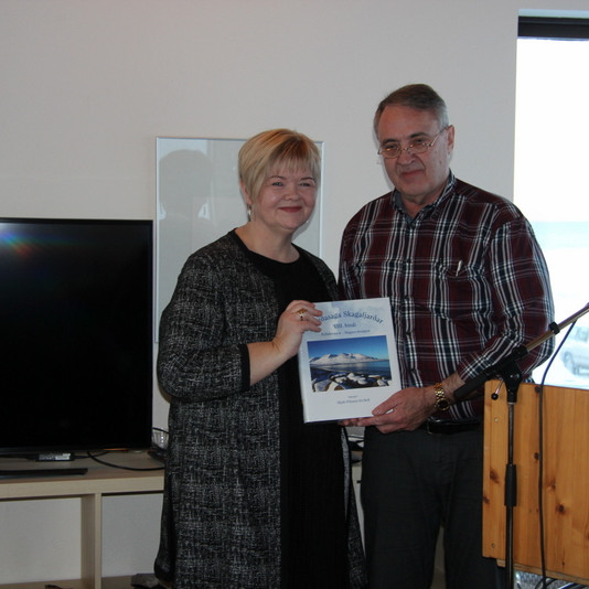 Hjalti Pálsson afhenti Ástu Pálmadóttur sveitarstjóra fyrsta eintakið. Mynd: FE