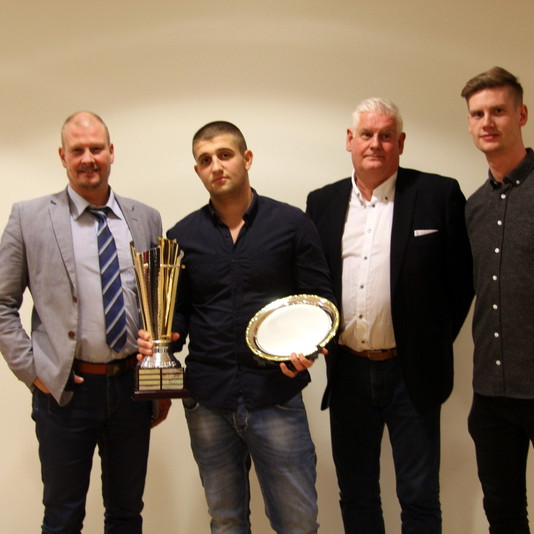 Tsvetan Tsvetanov Michevski, júdókappi, hlaut farandbikar til minningar um Stefán Guðmundsson, fyrrverandi stjórnarformann Kaupfélags Skagfirðinga, og konu hans, Hrafnhildi Stefánsdóttur. Á myndinni eru: Stefán Vagn Stefánsson, Tsvetan Tsvetanov Michevski, Ómar Bragi Stefánsson og Ingvi Hrannar Ómarsson. Mynd: FE