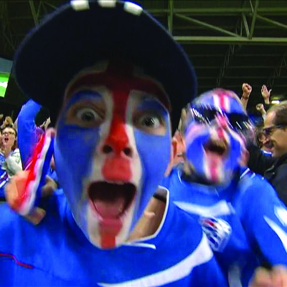 Hressir Íslendingar á EM í Frakklandi. Lengst til vinstri er Ingileif Oddsdóttir, skólameistari Fjölbrautaskóla Norðurlands vestra, en rætt var við hana og fleiri Norðvestlendinga sem farið hafa á EM í síðasta tölublaði Feykis.