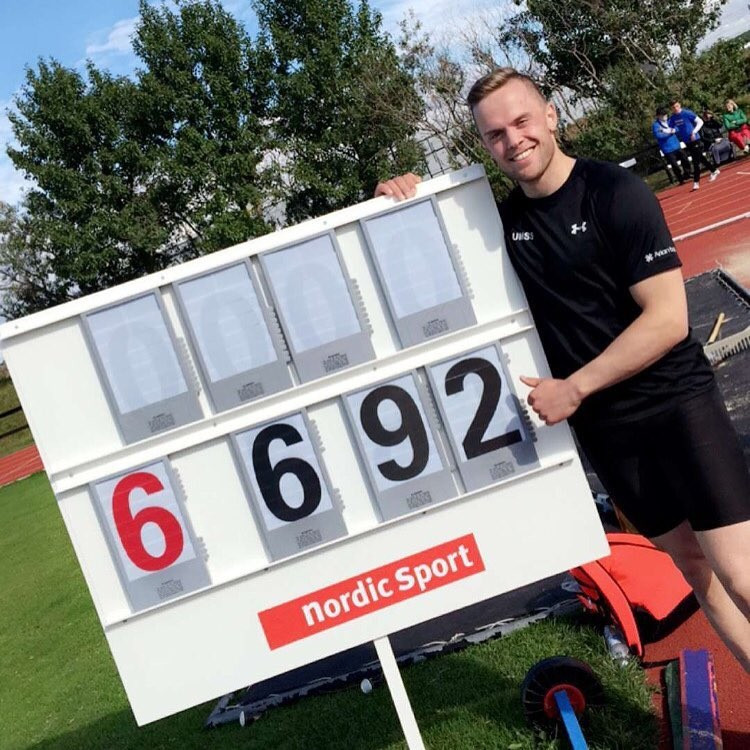 Ísak Óli Traustason ánægður með langstökksmælinguna og þar með Íslandsmeistaratitilinn. Mynd af fésbókarsíðu Ísaks.