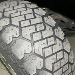 Margir bílar á slæmum dekkjum