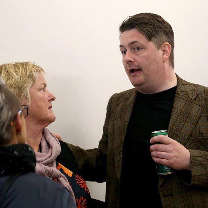 Frá opnun sýningarinnar í Kling & Bang. Jóhannes Atli á spjalli við mömmu sína, Svövu Svavars, og Berglindi systur.  MYND: KLING & BANG