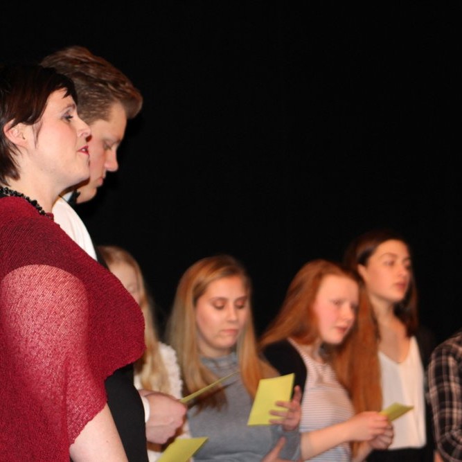 Margrét Eir söng lokalagið, Heims um ból, með nemendum sem fram komu á Jólavökunni. Myndir: KSE