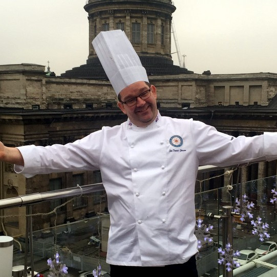 Jón á svölum veitingastaðarins Terassa í  Pétursborg. Mynd úr einkasafni.