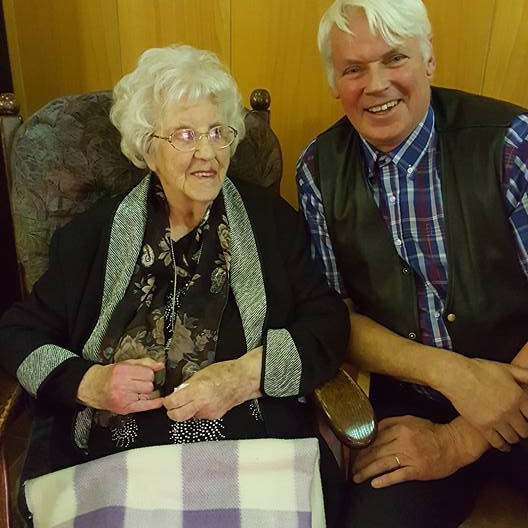 Jónína Guðrún ásamt bróðursyni sínum, Þorsteini Sigfússyni, í afmælinu á sunnudaginn. Mynd: Rósa Kjartansdóttir