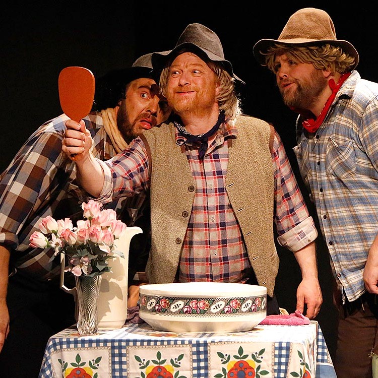 Ræningjarnir Kasper, Jesper og Jónatan eru leiknir af fúlskeggjuðum Hauki Skúla, Palla Friðriks og Vigni Kjartans.