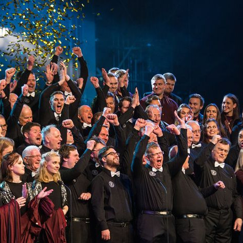 Kórmenn fagna enda ærið tilefni til. Mynd: Vísir.is/DANÍEL ÞÓR ÁGÚSTSSON