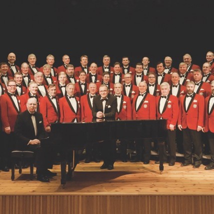 Elmar Gilbertsson var sérstakur gestur á Sæluvikutónleikum Karlakórsins Heimis. Hér neðar í fréttinni má sjá myndband frá tónleikunum.