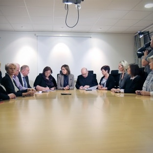 Frá undirskrift nýs kjarasamnings Sambands íslenskra sveitarfélaga og Kennarasambands Íslands vegna Félags grunnskólakennara.  Mynd: ki.is