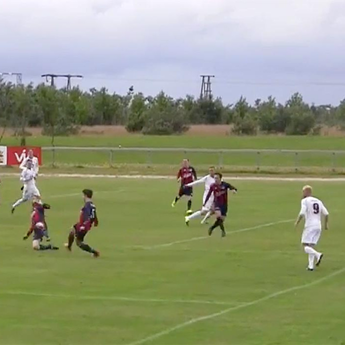 Vilhjálmur Kaldal neglir að marki heimamanna og tryggir Stólunum stigin þrjú.  MYND: SKJÁSKOT