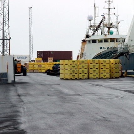 Ísinn settur um borð í Klakkinn í dag. Mynd: PF.