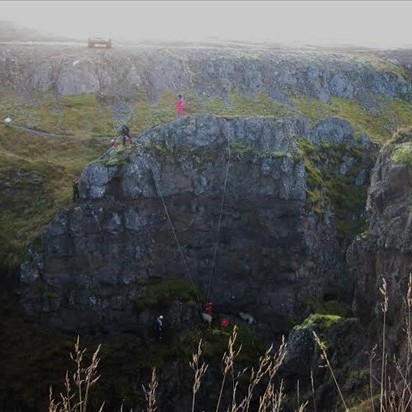 Ær með lömbum föst í Kolugljúfri