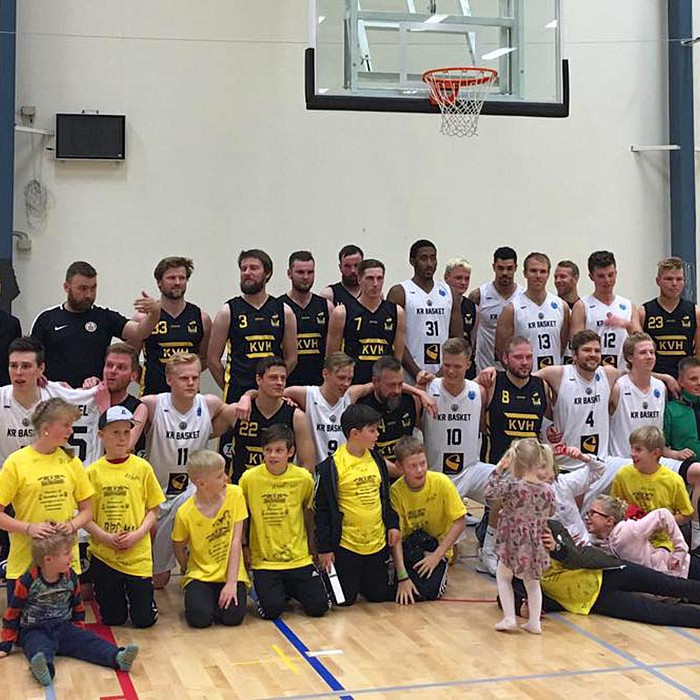 Leikmenn Kormáks og KR ásamt nokkrum sprækum stuðningsmönnum á Hvammstanga. MYND: BJARNI JÓNSSON