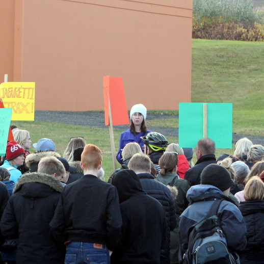 Sigríður Þorgrímsdóttir flytur ræðu á kvennafrídeginum á Sauðárkróki.
