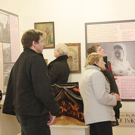 Frá opnun sýningarinnar „Mitt er þitt og þitt er mitt – konur á fyrri tíð“. Mynd/Norðanátt.is.