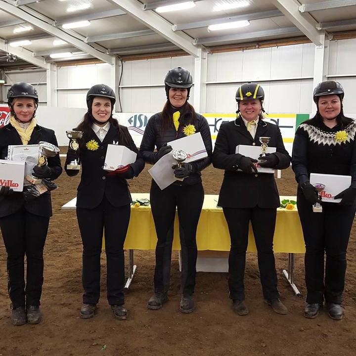 Frá verðlaunaafhendingu í opnum flokki. Sara Heimisdóttir fyrir miðju. Mynd: Rósa Vésteinsdóttir.