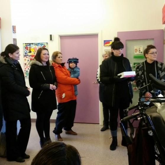 Gunnhildur Gísladóttir, formaður Ladies Circle á Sauðárkróki, afhendir gjöfina. Mynd/skagafjordur.is