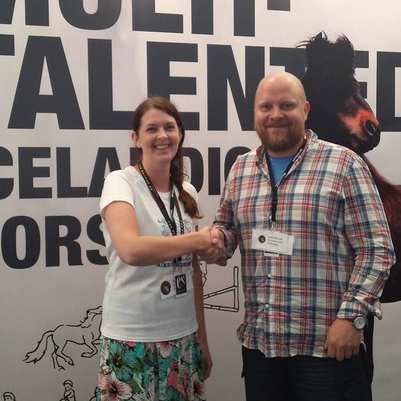 Anna Lilja Pétursdóttir, framkvæmdastjóri NW Adventures, og Áskell Heiðar Ásgeirsson, framkvæmdastjóri LM, handsala samninginn. Ljósm./Landsmot.is.