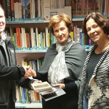 Lárus afhendir Báru og Veru bækurnar. Mynd: heimasíða Höfðaskóla.