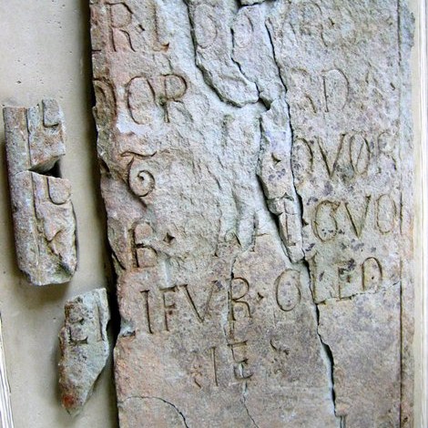 Forn legsteinn til sýnis í Hóladómkirkju