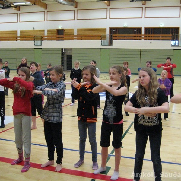 Leikið og dansað á leikjanámskeiði