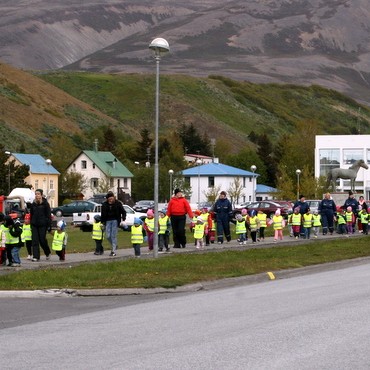 Skrúðganga og söngur í gær