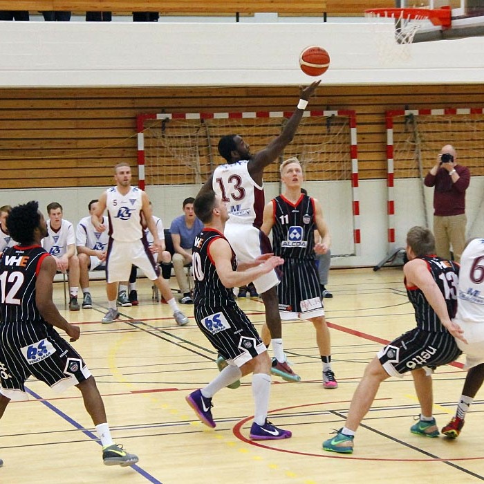 Darrel Lewis skilar boltanum í körfu Hattar í fyrsta leikhluta. Hann var stigahæstur með 20 stig og átti 7 stoðsendingar.