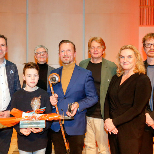 Frá vinstri: Ármann Kr. Ólafsson, bæjarstjóri Kópavogs, Henrik Hermannsson sigurvegari í ljóðakeppni grunnskólanna 2018, Ásdís Óladóttir í dómnefnd, Sindri Freysson handhafi Ljóðstafs Jóns úr Vör 2018, Anton Helgi Jónsson formaður dómnefndar, Karen E. Halldórsdóttir formaður Lista- og menningarráðs og Bjarni Bjarnason sem einnig er í dómefnd ljóðakeppnanna. Mynd: kopavogur.is.