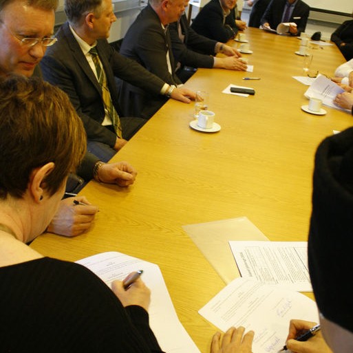 Samningarnir undirritaðir. Arnar Þór Sævarsson, bæjarstjóri Blönduósbæjar, er lengst til hægri á myndinni. Mynd: Innanríkisráðuneytið.