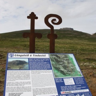 Gönguskilti sett upp við fjögur fjöll