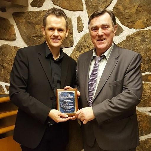 Skarphéðinn (t.h) fékk afhendan viðurkenningarskjöld frá fulltrúa Húnahornsins. Mynd: huni.is.