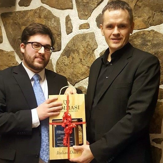 Eyþór Franzson Wechner tekur við viðurkenningu frá Húnahorninu úr hendi Auðuns Steins Sigurðssonar. Mynd: Húni.is