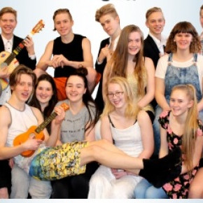 Leikhópur Varmahlíðarskóla sem sýnir Mamma Mia nk. föstudagskvöld. Mynd: varmahlidarskoli.is.