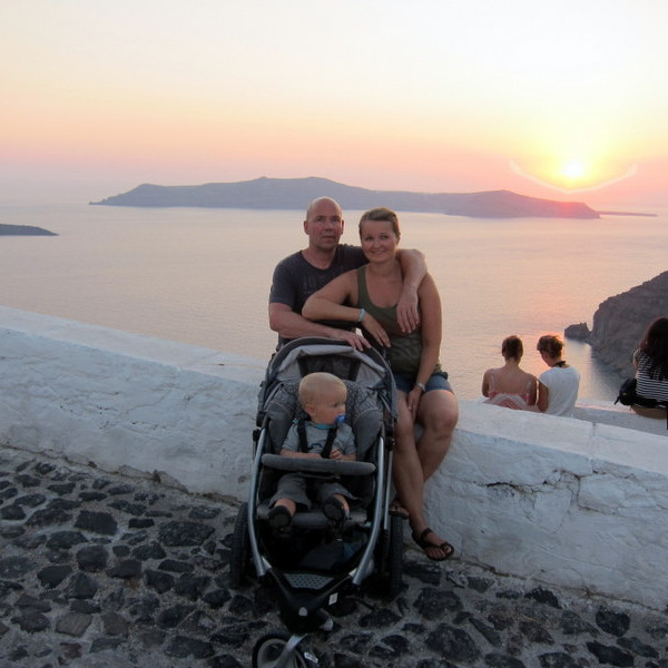 Unnur Valborg og Alfreð, ásamt yngri syni sínum, á eyjunni Santorini í gríska eyjahafinu.