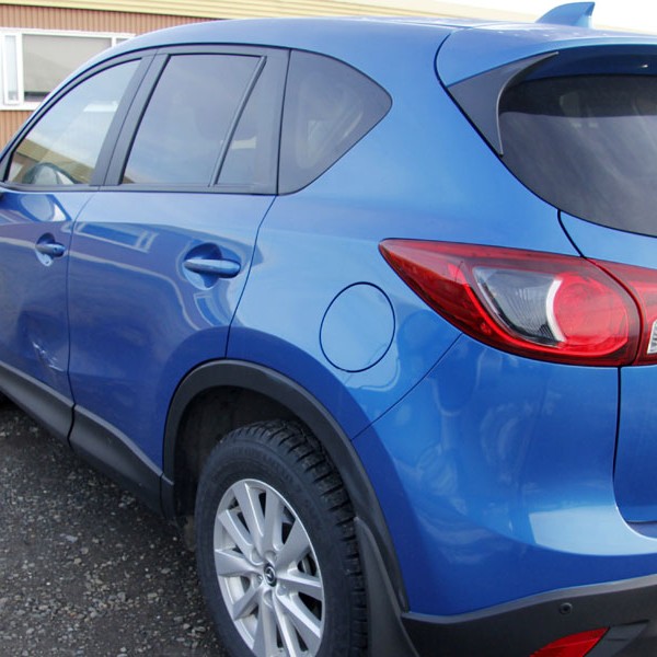 Bíll blaðamanns dældaður