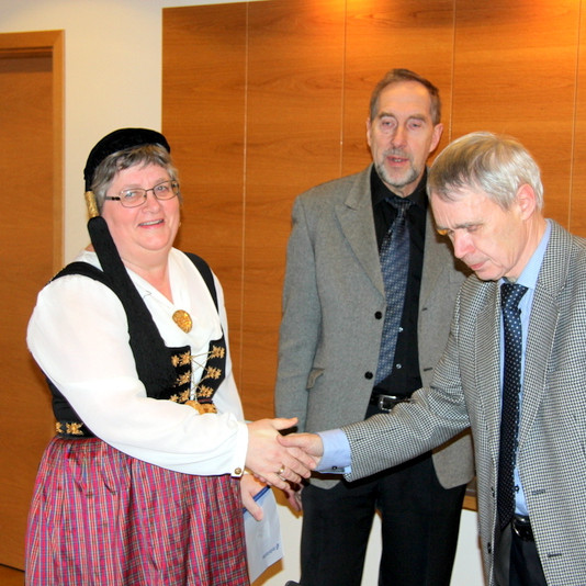 Ásta Ólöf Jónsdóttir tók við styrk fyrir hönd Pilsaþyts. Hér tekur hún í höndina Þórólfi Gíslasyni kaupfélagsstjóra og á milli þeirra stendur Bjarni Maronsson, formaður stjórnar KS. Mynd: KSE