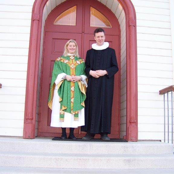 Sr. Magnús Magnússon, sóknarprestur á Hvammstanga, og sr. Sigríður Gunnarsdóttir, sóknarprestur á Sauðárkróki, fyrir utan Sauðárkrókskirkju sl. sunnudag. Myndir: Nanni.