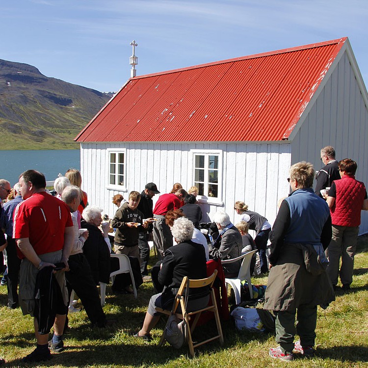Messa í Knappstaðakirkju í sól og sumaryl