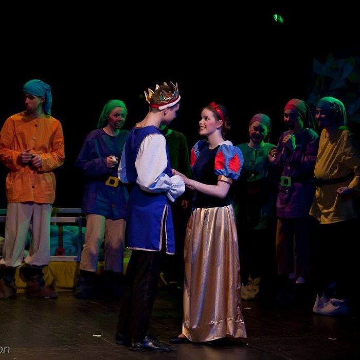 Frá uppfærslu 10. bekkjar Árskóla á Mjallhvíti og dvergunum sjö. Mynd/Hjalti Árna.