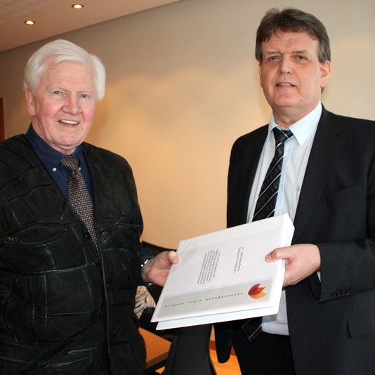 Undirskriftalistar félaga í Landssambandi eldri borgara afhentir velferðarráðherra